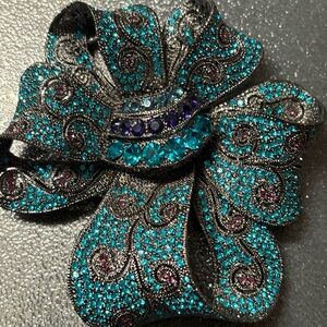 AMAAAAAZING OFF PARK COLLECTION BOW BROOCH